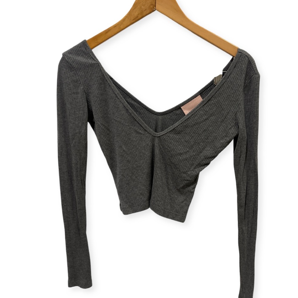 Soft long sleeve crop top with flattering deep v detail!🤍